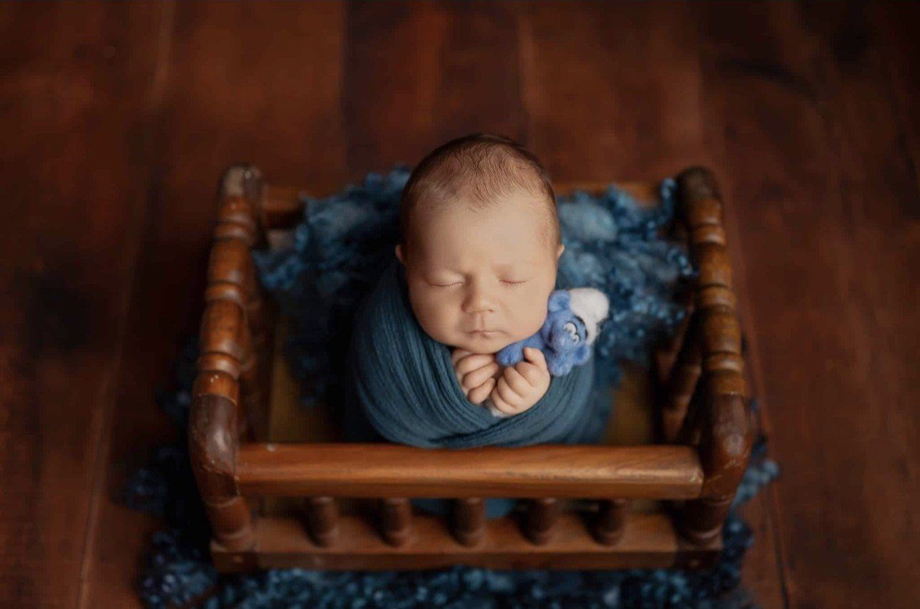 Example: newborn wrapped in wooden crib, Gold package style