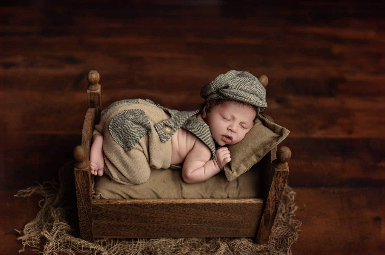 Example: newborn with outfit, Gold package style