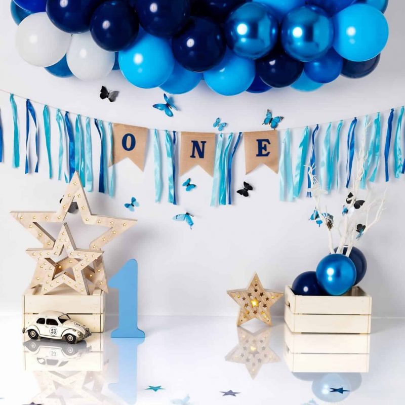 birthday theme for boys with white and blue baloons